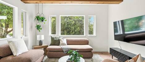 Una televisión, una oficina