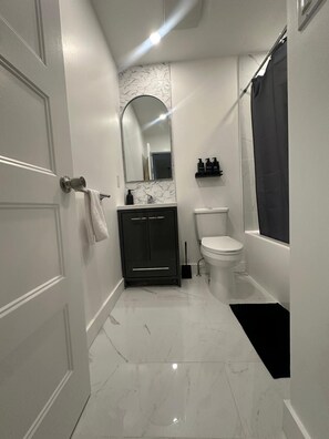 Sèche-cheveux, serviettes fournies, savon, papier toilette