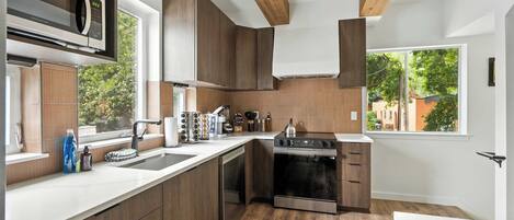 Réfrigérateur, micro-ondes, four, plaque de cuisson