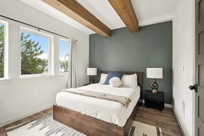 6 bedrooms, iron/ironing board, travel cot, WiFi - Spanish Revival Escape - Brand New 6BR in Heart of Kerns (Portland)