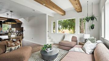 Una televisión, una oficina