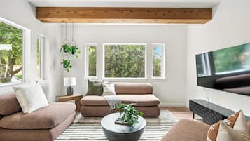 Una televisión, una oficina