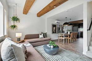 Una televisión, una oficina