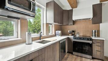 Frigorífico, microondas, horno y placa de cocina