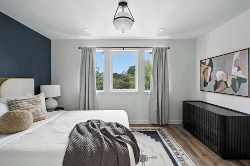 Spacious 6BR - New Spanish Home in Best Kerns Spot