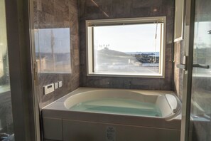 Combinazione doccia/vasca, asciugacapelli, asciugamani, sapone