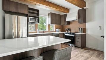 Frigorífico, microondas, horno y placa de cocina