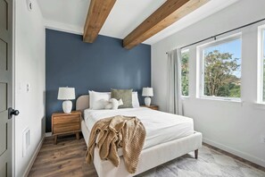 5 bedrooms, iron/ironing board, WiFi, bed sheets - The Adelynn 5BR - Sleek - Spacious - Walkable (Portland)