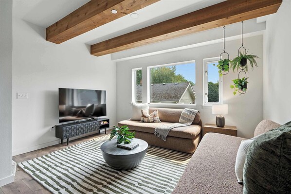 Televisión y oficina 