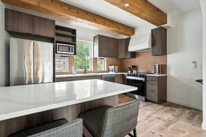 Kjøleskap, mikrobølgeovn, ovn og kokeplater