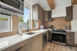 Fridge, microwave, oven, stovetop - 6 Bedroom Casa Adelynn in Kerns (Portland)