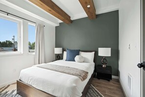6 bedrooms, iron/ironing board, travel cot, WiFi - 6 Bedroom Casa Adelynn in Kerns (Portland)