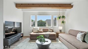 Una televisión, una oficina