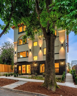 Exterior - 6 Bedroom Casa Adelynn in Kerns (Portland)