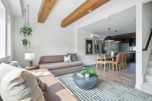 TV, offices - The Adelynn - 5BR Modern Luxury - Central Spot (Portland)