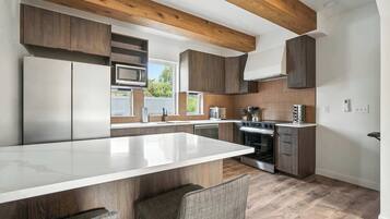 Kjøleskap, mikrobølgeovn, ovn og kokeplater