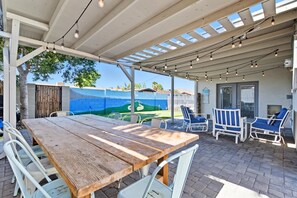 Outdoor dining - Seabreeze-Pool, Fire Pit, & Mini Golf-In Old Town (Scottsdale)