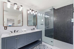 Douche, sèche-cheveux, serviettes fournies, shampoing