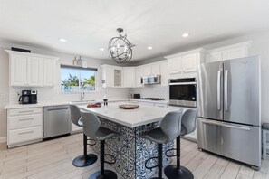 Fridge, microwave, oven, stovetop - Seabreeze-Pool, Fire Pit, & Mini Golf-In Old Town (Scottsdale)