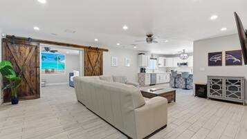 Smart-tv, videospil, bordfodbold, bøger