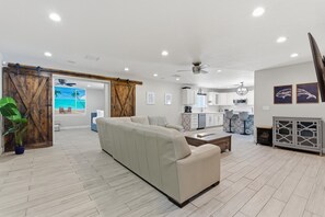 Smart TV, video games, foosball, books - Seabreeze-Pool, Fire Pit, & Mini Golf-In Old Town (Scottsdale)