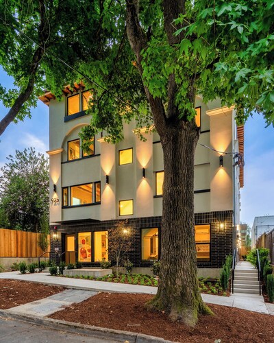 The Adelynn - New Luxury Build in Center of PDX