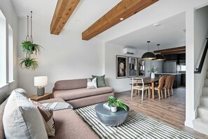 TV, offices - The Adelynn - New Luxury Build in Center of PDX (Portland)