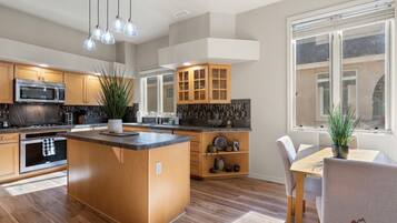 Geladeira, micro-ondas, fogão, cooktop