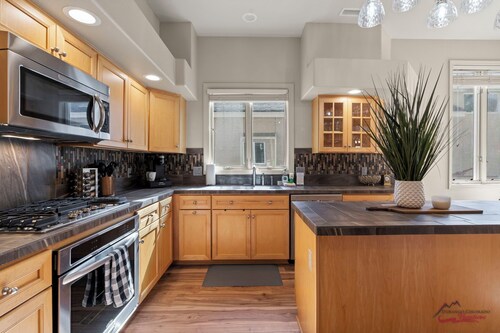 Skiing 20 Min Away, Hot Spring Close,Dalton Ranch!