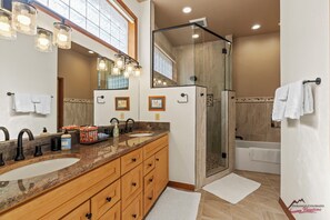 Shower, hair dryer - Golf Course, Hot Spring Close, Dalton Ranch! (Durango)