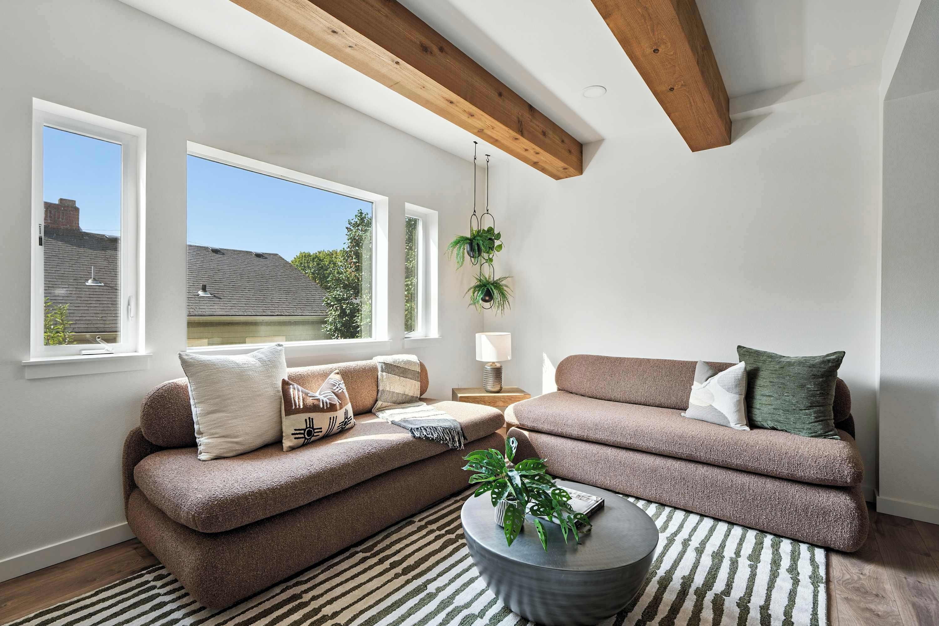 Una televisión, una oficina