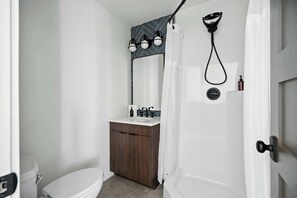 Douche, séchoir à cheveux, serviettes fournies