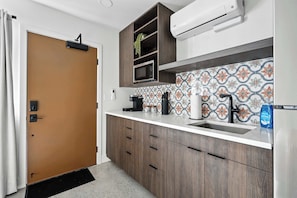 Refrigerador, microondas, cafetera y tetera y tostadora 