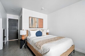 Iron/ironing board, WiFi, bed sheets - Kerns Studio - Near Coffee, Dining & Transit (Portland)