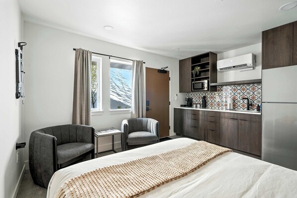 1 slaapkamer, een strijkplank/strijkijzer, reisbedje, internet