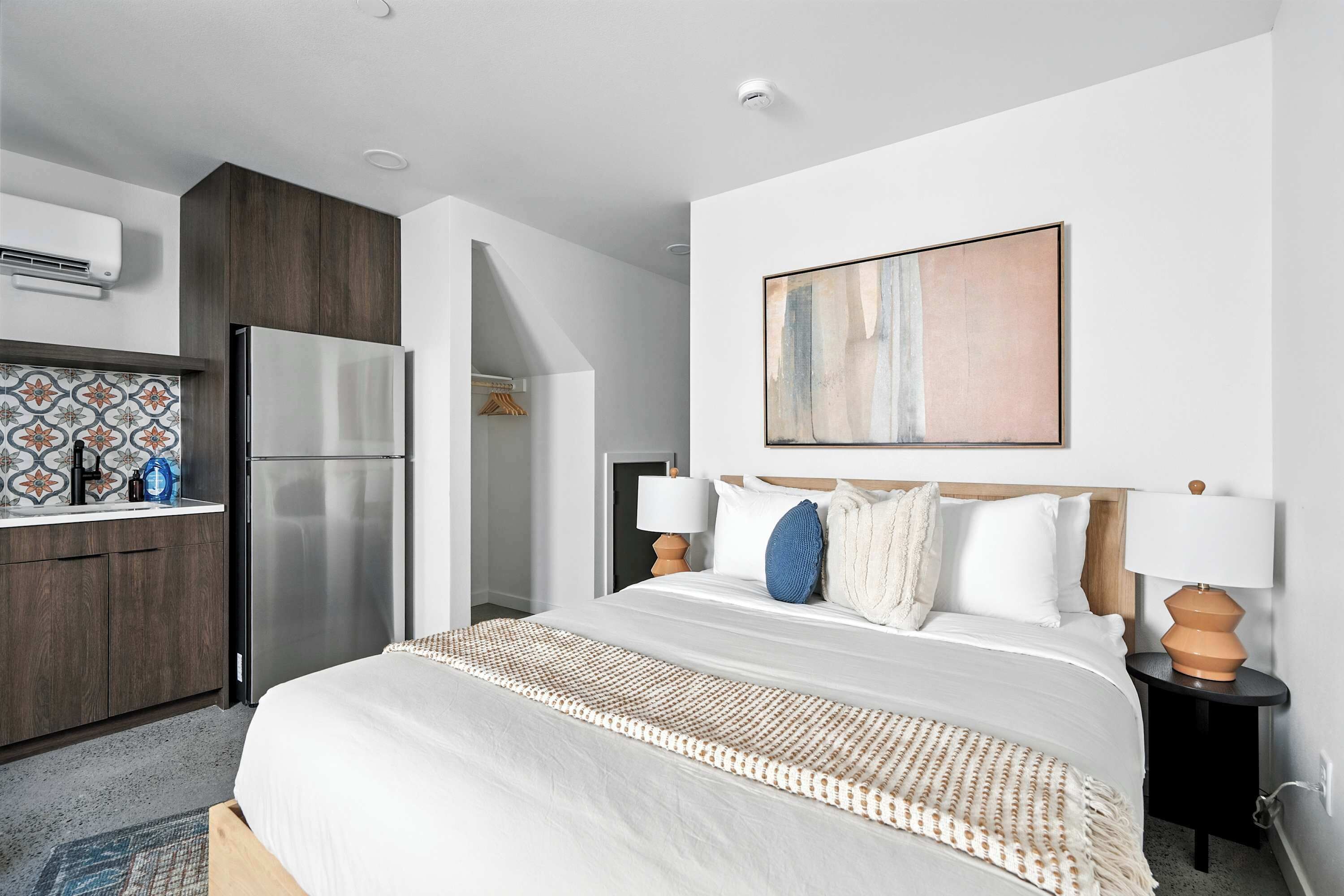 1 quarto, ferros/tábuas de passar roupa, berço de viagem