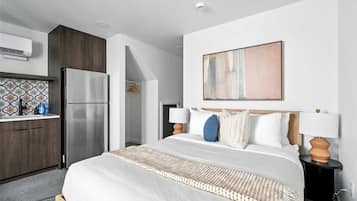 1 quarto, ferros/tábuas de passar roupa, berço de viagem