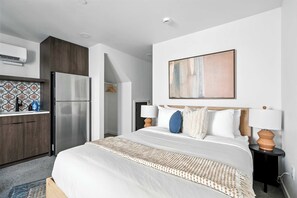 1 quarto, ferros/tábuas de passar roupa, berço de viagem