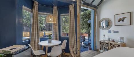 4 chambres, bureau, fer et planche à repasser, lit parapluie