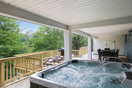 Lake front Retreat - Hot Tub- Game room - Private Beach