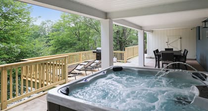 Lake front Retreat - Hot Tub- Game room - Private Beach