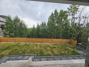 Property grounds - New Modern Suite in Calgary NW (Calgary)