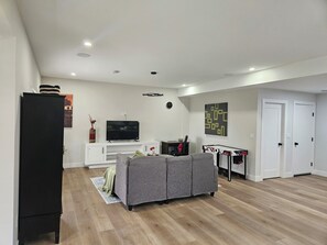TV - New Modern Suite in Calgary NW (Calgary)