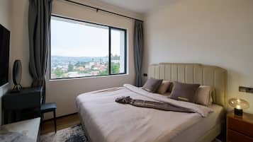 Desk, iron/ironing board, WiFi, bed sheets