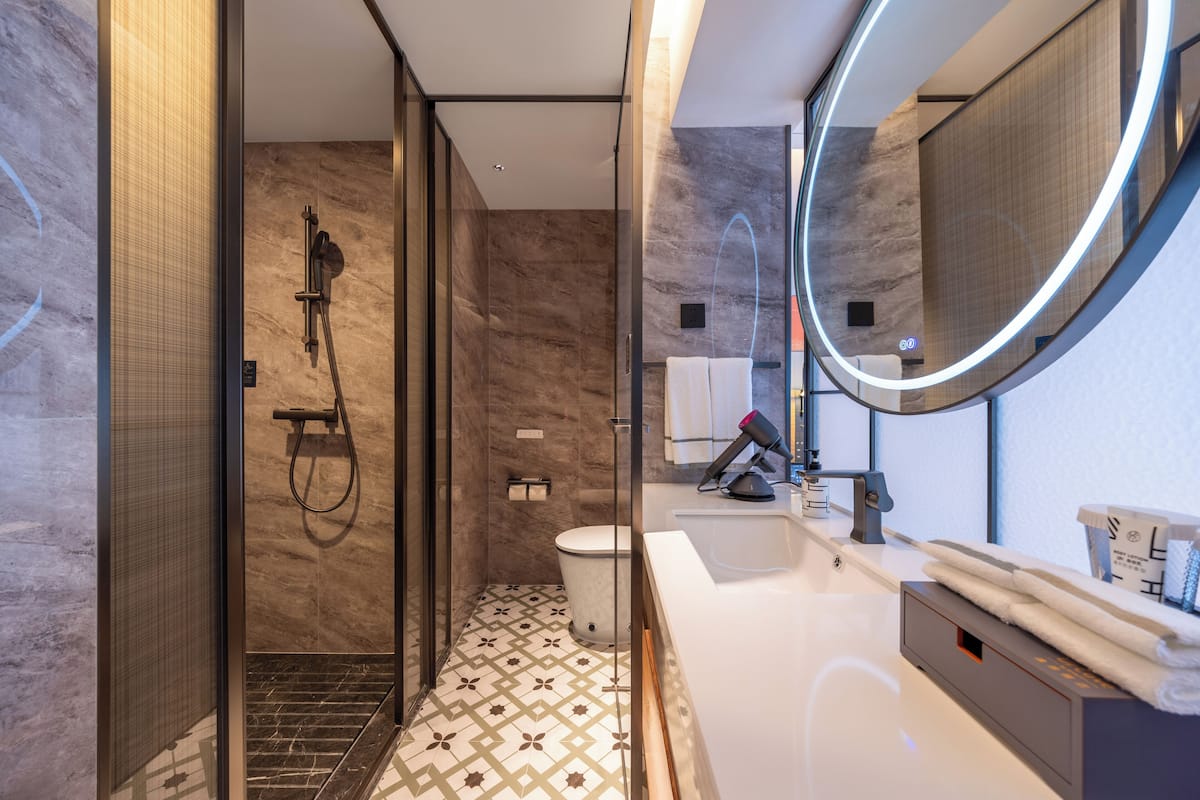 Douche, pomme de douche hydromassante, articles de toilette griffés