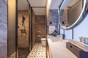 Dusche, kostenlose Toilettenartikel, Haartrockner, Handtücher