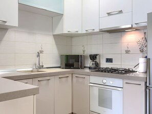 Fridge, oven, dishwasher, cookware/dishes/utensils