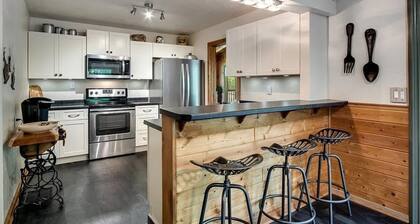 Cullasaja Cottage ⥠River Love ⥠Highlands Cabin on the River