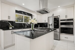 Private kitchen - Custom Home Near Shopping & Dining in Richmond Hill  | Pool Table | BBQ | 85" TV (Richmond Hill)