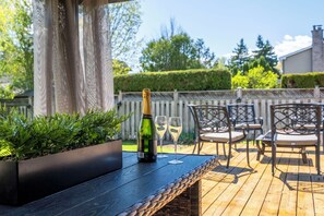 Terrace/patio - Custom Home Near Shopping & Dining in Richmond Hill  | Pool Table | BBQ | 85" TV (Richmond Hill)